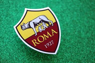 KYIV, UKRAINE - 23 Şubat 2025 Roma futbol kulübü rozeti zümrüt yeşili simli arka plan afişinde yer alıyor