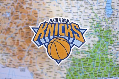 KYIV, UKRAINE - 23 Şubat 2025 New York Knicks basketbol takımı rozeti ABD haritasının arka planında yer almaktadır