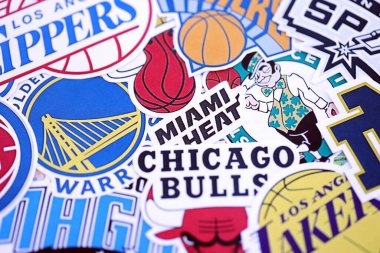KYIV, UKRAINE - 23 Şubat 2025 NBA basketbol takımlarının birçok kağıt amblemi büyük bir yığın içinde uzanır.