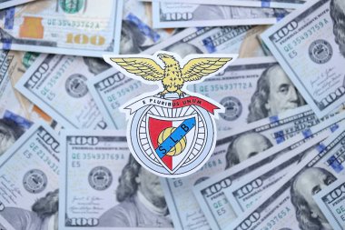 KYIV, UKRAINE - 23 Şubat 2025 Sport Lisboa ve Benfica futbol kulübü rozeti büyük miktarlarda Amerikan doları üzerinde yer almaktadır.