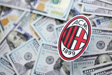 KYIV, UKRAINE - 23 Şubat 2025 AC Milan futbol kulübü rozeti büyük miktarda Amerikan doları üzerinde yer almaktadır.