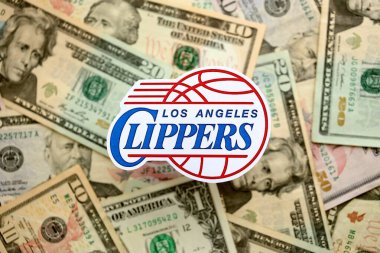 KYIV, UKRAINE - 23 Şubat 2025 Los Angeles Clippers basketbol takımı rozeti büyük miktarlarda Amerikan dolarının üzerinde.
