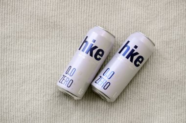 KYIV, UKRAINE - 19 Nisan 2025 Alüminyum kutularda sıfır alkolsüz bira. Bira markası logosunu kapatıyoruz.