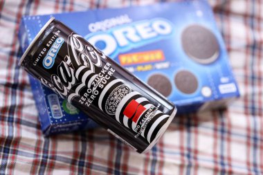KYIV, UKRAINE - 19 Nisan 2025 Coca Cola OREO Sıfır Şekerli içecek 250 ml kutusunda. Kurabiye aromalı meşrubat işbirliği. Sınırlı üretim ürünü