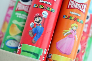 KYIV, UKRAINE - 19 Nisan 2025 Sınırlı Versiyon Pringles Süper Mario 'nun etrafındaki temalı tüpleri kapatın, oyuncu grafikler ve markalaşma içeriyor