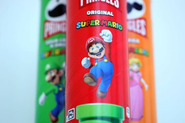 KYIV, UKRAINE - 19 Nisan 2025 Sınırlı Versiyon Pringles Süper Mario 'nun etrafındaki temalı tüpleri kapatın, oyuncu grafikler ve markalaşma içeriyor