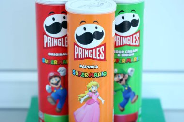 KYIV, UKRAINE - 19 Nisan 2025 Sınırlı Versiyon Pringles Süper Mario 'nun etrafındaki temalı tüpleri kapatın, oyuncu grafikler ve markalaşma içeriyor