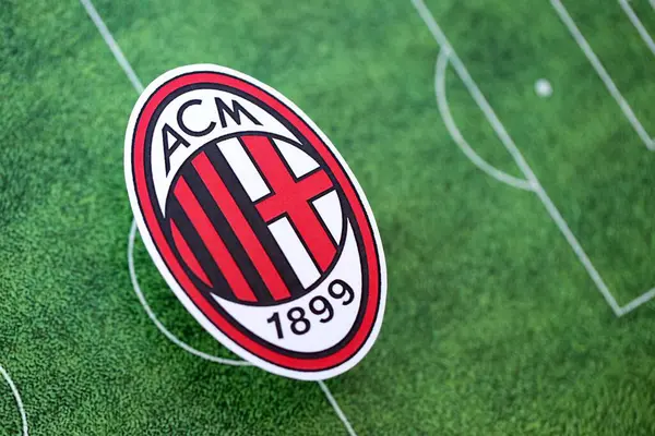 KYIV, UKRAINE - 23 Şubat 2025 AC Milan futbol kulübü rozeti futbol sahasının arka planında yer alıyor