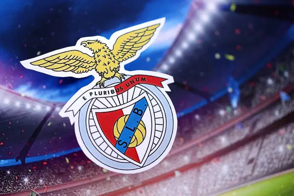 KYIV, UKRAINE - 23 Şubat 2025 Sport Lisboa ve Benfica futbol kulübü rozeti futbol stadyumunun arka planında yer almaktadır