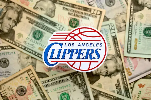 KYIV, UKRAINE - 23 Şubat 2025 Los Angeles Clippers basketbol takımı rozeti büyük miktarlarda Amerikan dolarının üzerinde.