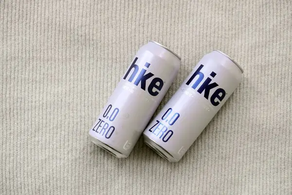 KYIV, UKRAINE - 19 Nisan 2025 Alüminyum kutularda sıfır alkolsüz bira. Bira markası logosunu kapatıyoruz.