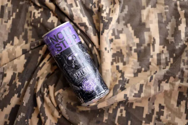 KYIV, UKRAINE - 19 Nisan 2025 Sapık 'ın sınırlı sayıda üretilmiş enerji içeceği ve mor üzerine gaz maskesi takılmış karakter kapatılabilir