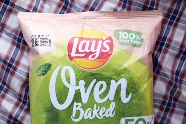 KYIV, UKRAINE - 19 Nisan 2025 Fırında fırında yoğurt ve yeşil patates cipsi ve Lays resmi logosu.