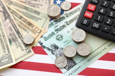 Amerikan doları para ve hesap makinesi Amerikan bayrağına yakın. Para yatırımı konsepti ve vergi ödeme