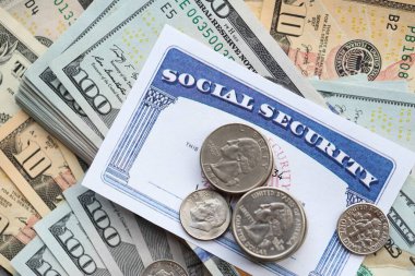 Amerikan dolarları, faturalar ve Amerikan sosyal güvenlik kartı. Vergi ödeme ve sigorta kavramı