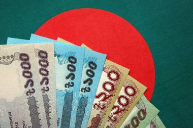Bangladeşli para banknotları Bangladeş bayrağına yakın duruyor. Finans ve bankacılık kavramı