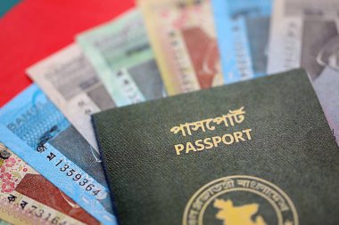 Bangladeş 'te büyük miktarda para ve pasaport Bangladeş bayraklarında asılı. Finans ve bankacılık kavramı