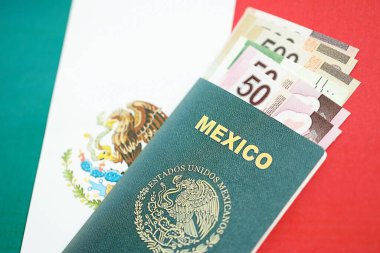Meksika pezosu büyük miktarda para ve pasaport Meksika bayrağına yakın duruyor. Finans ve bankacılık kavramı