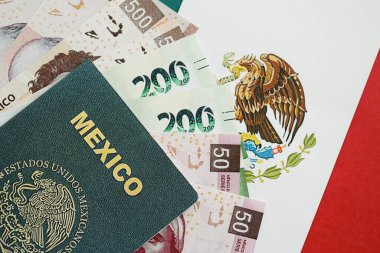 Meksika pezosu büyük miktarda para ve pasaport Meksika bayrağına yakın duruyor. Finans ve bankacılık kavramı