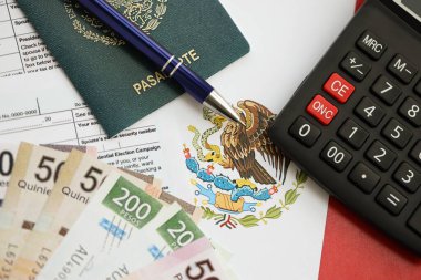 Meksika pezosu para faturaları kalem, hesap makinesi, pasaport ve vergi formlarıyla dolu. Finans ve bankacılık kavramı