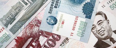 Kuzey Kore büyük miktarda para kazandı. Beyaz renkli masada yatıyor. Yakın plan.