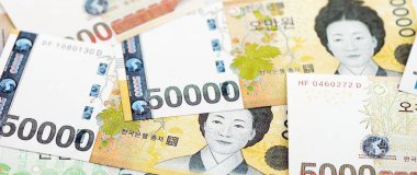 Güney Kore çok para kazandı. Beyaz masaların üzerinde. Yakın plan.