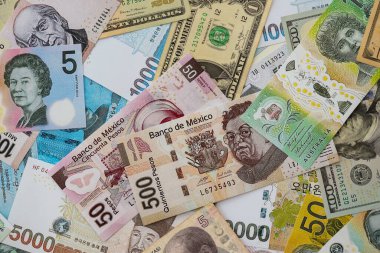 Farklı para birimlerinden ve ülkelerden yüklü miktarda para. Uluslararası nakitin çeşitli arka planında büyük bir yığın var.