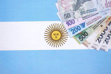 Arjantin pezosu büyük miktarda Arjantin bayrağına yakın duruyor. Finans ve bankacılık kavramı