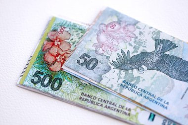 Arjantin pezosu büyük miktarlarda para beyaz masada yakın planda yatıyor. Finans ve bankacılık kavramı