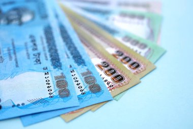 Bangladeşli para banknotları büyük miktarlarda deniz mavisi renkli masaların üzerinde. Finans ve bankacılık kavramı
