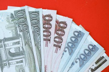 Kuzey Kore büyük miktarlarda para kazandı. Yakın plan kırmızı masada yatıyor. Finans ve bankacılık kavramı