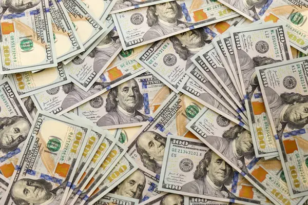 Paralı arka plan. Yüz dolarlık banknotlar. 100 dolarlık banknotlar.