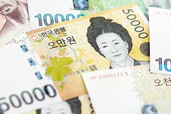 Güney Kore çok para kazandı. Beyaz masaların üzerinde. Yakın plan.