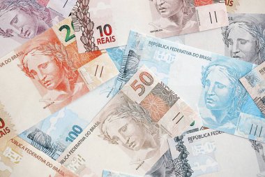 Brezilya Reais banknotları. Mevcut Brezilya gerçek para faturaları masada büyük miktarda yatıyor. Brezilya 'da iş ve yatırım kavramı