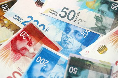 Israel New Shekels banknotları. İsrail 'in şu anki para faturaları büyük miktarda masada yatıyor. İsrail 'de iş ve yatırım kavramı