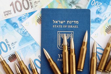 Israel New Shekels banknotları ve pasaportlu mermiler. İsrail 'in şu anki para ve mühimmatı büyük miktarda masada yatıyor. İsrail 'de askerlik kavramı