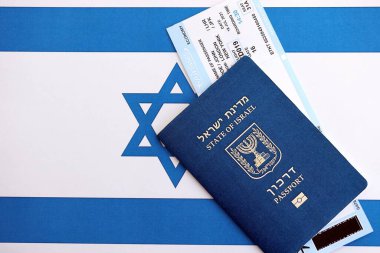 İsrail pasaportu ve bayrak üstünde biletler. İsrail 'in şu anki biyometrik geçidi bayrağa yakın duruyor. İsrail 'de seyahat ve tatil kavramı