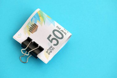 Israel New Shekels banknotları mavi arka planda. İsrail 'in şu anki para banknotları büyük oranda mavi üzerine yatar. İsrail 'de iş ve yatırım kavramı