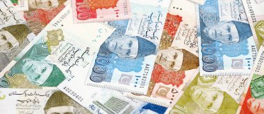Pakistan banknotları. Pakistan 'ın mevcut para faturaları büyük miktarda masada yatıyor. Pakistan 'da iş ve yatırım kavramı