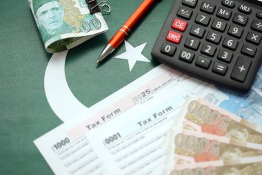 Pakistan hesap makinesi ve vergi formuyla banknotlar halinde. Şu anki Pakistan gerçek para ve vergi faturaları yakın plan. Pakistan 'da vergi ödeme ve muhasebe kavramı