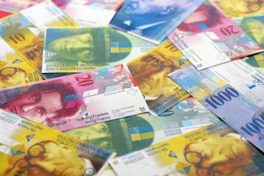 İsviçre frangı banknotları. Mevcut frank para faturaları büyük miktarda masada yatıyor. İş ve yatırım kavramı
