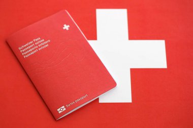Bayrağın üstünde İsviçre pasaportu. Şimdiki İsviçre bayrağı yakından geçiyor. İsviçre 'de vatandaşlık kavramı