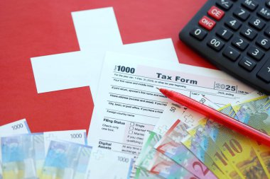 İsviçre frangı banknotları ve vergi formları. Mevcut para faturaları vergi formu ve bayraklarda yatıyor. İsviçre 'de vergilendirme kavramı