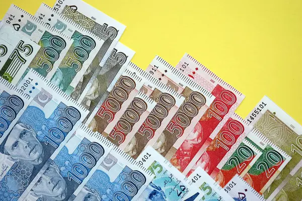 Pakistan banknotları sarı arka planda. Pakistan 'ın mevcut para faturaları büyük miktarda masada yatıyor. Pakistan 'da iş ve yatırım kavramı