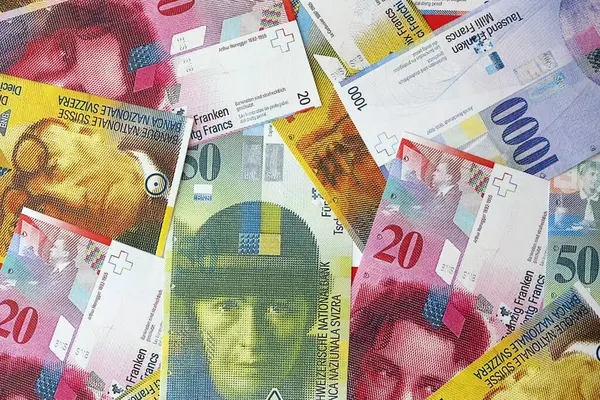 İsviçre frangı banknotları. Mevcut frank para faturaları büyük miktarda masada yatıyor. İsviçre 'de iş ve yatırım kavramı