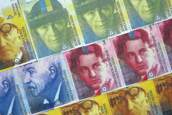 İsviçre frangı banknotları. Mevcut frank para faturaları masanın üzerinde çok yakın mesafede duruyor. İsviçre 'de iş ve yatırım kavramı