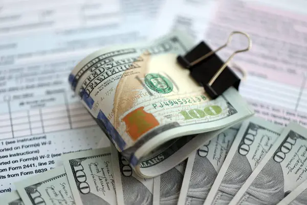 Birleşik Devletler 'in yüz dolarlık banknotları bireysel gelir vergisi iadesi formlarıyla masaya yatırıldı. ABD 'de vergilendirme ve muhasebe kavramı