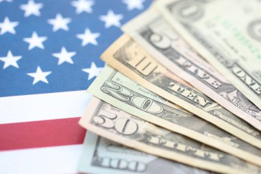 Amerikan doları banknotları ve Amerikan bayrağı kapanıyor. Para yatırımı konsepti ve vergi ödeme