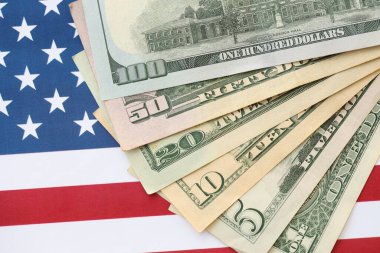 Amerikan doları banknotları ve Amerikan bayrağı kapanıyor. Para yatırımı konsepti ve vergi ödeme