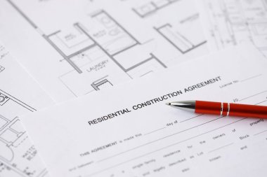Konut inşaatı sözleşmesi ve konut inşaatı projesinin planlarının kalemi. İnşaat planı konsepti